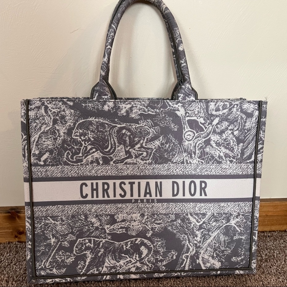 Designer Inspired Tote 🤍💙